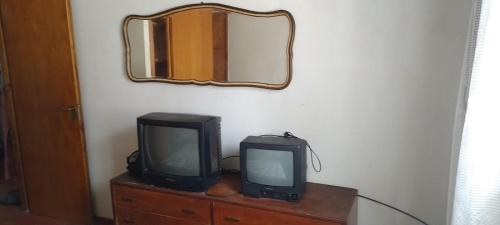圣特雷西塔SantaTeresita的两台电视坐在镜子下的梳妆台上