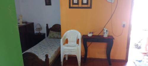 圣特雷西塔SantaTeresita的一间卧室配有一张带椅子的床和一张书桌