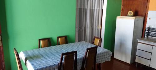 圣特雷西塔SantaTeresita的卧室设有绿色墙壁和桌椅