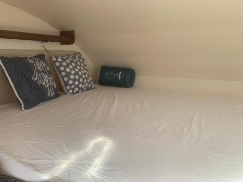 马贝拉Andalusian Lifestyle的一张白色的床,上面有两个枕头