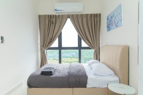 雪邦FxA Studios Core Soho Suites KLIA 1 & 2 FREE WIFI的一张位于带大窗户的房间内的床铺