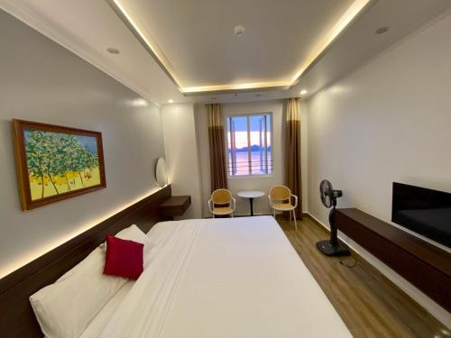 吉婆岛Dolphin Hotel的一间卧室配有一张大床和电视