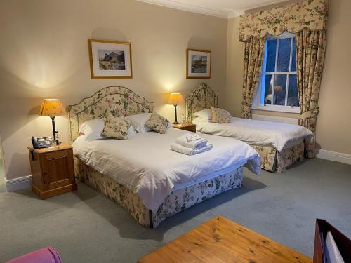 里南德尔福旅馆 的一间卧室设有两张床和窗户。