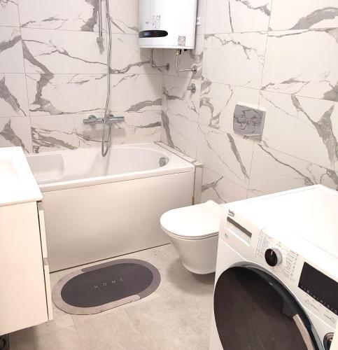 Novi BeogradDuki1的浴室配有卫生间、盥洗盆和洗衣机。