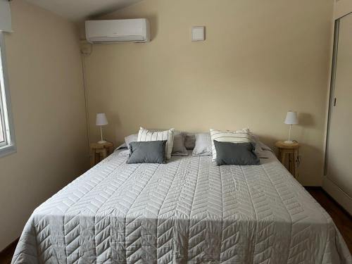 科尔多瓦Casa Cerro de las Rosas的卧室配有一张带两个枕头的大白色床