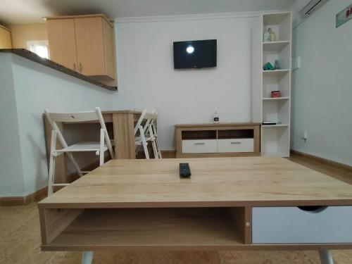 拉斯内格拉斯Mi Paraiso en Las Negras的客房设有木桌和墙上的电视。