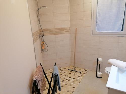 波利尼Chambre et table d'hôtes La Meule的一间铺有瓷砖地板的带淋浴的浴室