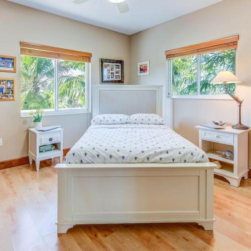 塔维涅Palm Harbor的卧室配有白色的床和2扇窗户。