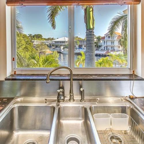 塔维涅Palm Harbor的带窗户的厨房内的盥洗盆