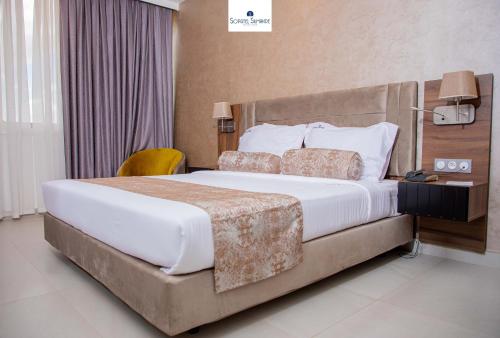 瓦加杜古Sopatel Silmandé的一间位于酒店客房内的带大床的卧室