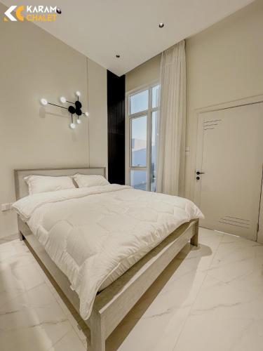 拜尔卡كرم شاليه的白色的卧室设有一张大床和一个窗户