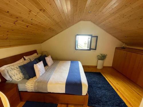 塞沙尔Cozy chalet with ocean view的阁楼上的卧室配有一张大床