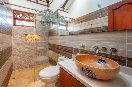 莱瓦镇Casa de las Flores的一间带水槽和卫生间的浴室