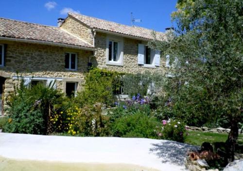 艾居厄河畔卡马勒Mas provençal的一座石头房子,前面设有花园