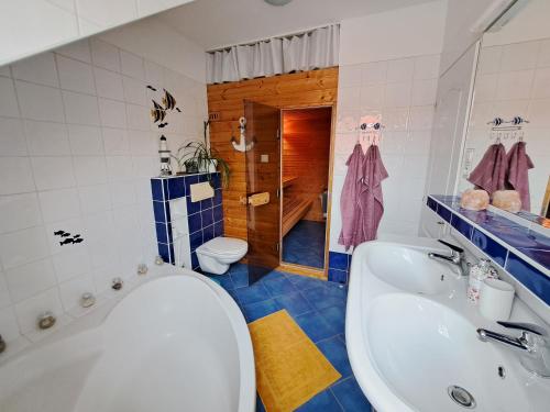 TrnávkaFamily house with garden and sauna的带浴缸、盥洗盆和卫生间的浴室