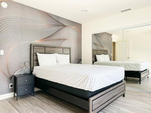 洛杉矶Cozy 3BR Oasis for Your Next Adventure in LA - WO的一间卧室设有两张床和大镜子