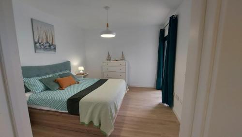 拉哈雷斯Luxury Apartment in Casilla de Costa - Casa MEVA的一间卧室配有一张床和一个梳妆台