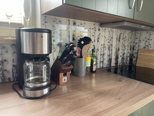 宾茨Altes Fischerhaus in Binz的厨房的柜台上的咖啡壶