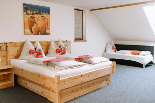巴特黑灵Gasthof Franziskibad的一间卧室,配有两张床