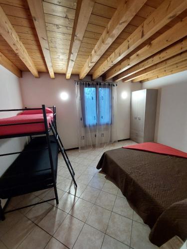 沃尔塔曼托瓦纳Il Vagabondo的一间卧室设有一张床和木制天花板
