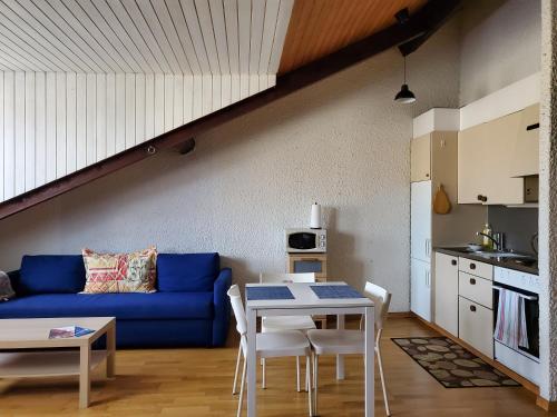 日内瓦Studio au centre de Genève的客厅配有蓝色的沙发和桌子