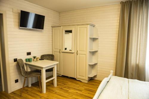 布克维扎提硕克酒店的小房间设有桌子和床