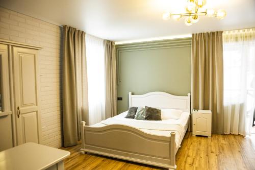 布克维扎提硕克酒店的卧室配有白色的床和两个枕头