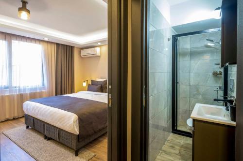 伊斯坦布尔APARTMENTS BAKRAC 26的一间卧室配有一张床,浴室设有淋浴。