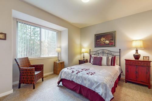 雷德蒙德Eagle Crest Family Retreat的卧室配有床、椅子和窗户。