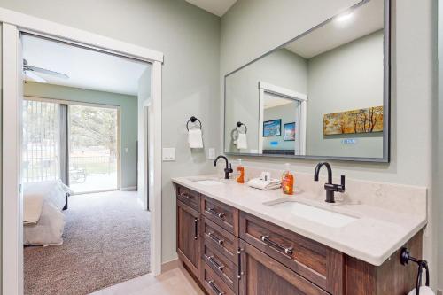 雷德蒙德Eagle Crest Family Retreat的一间带水槽和大镜子的浴室