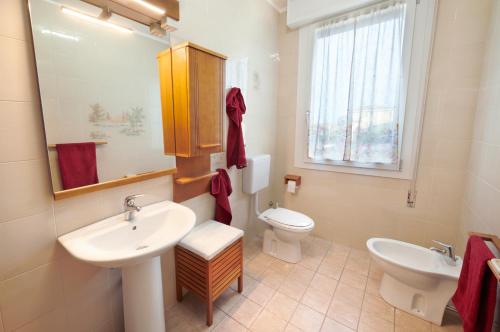 斯嘉德瓦利Casa Cicolani的一间带水槽和卫生间的浴室
