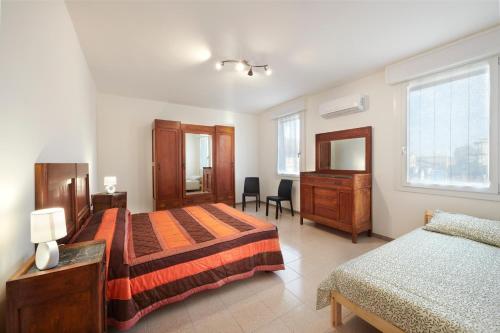 斯嘉德瓦利Casa Cicolani的一间卧室配有两张床、一个梳妆台和一张书桌。
