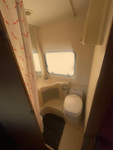 阿雷西费Autocarabana Ford trigano的一间带卫生间和窗户的小浴室