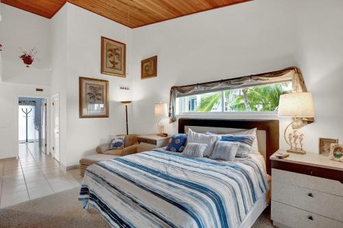 伊斯拉莫拉达Sandglass 4的一间卧室设有一张大床和一个窗户。