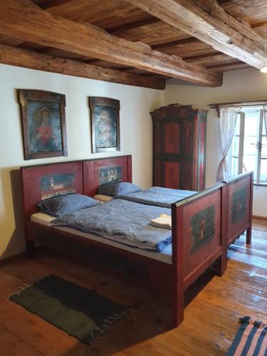 什特兰贝尔克Štramberk V Kútě的配有木天花板的客房设有两张床。