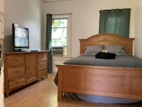Johnson CitySpacious 3 bed by Wilson, Lourdes Hospitals near Vestal的一间卧室配有一张带电视的床和梳妆台。