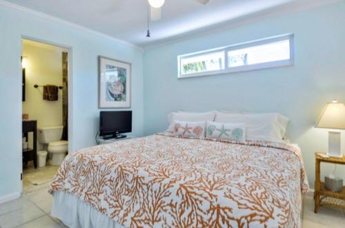 伊斯拉莫拉达Sunshine Place的一间卧室配有一张大床和电视