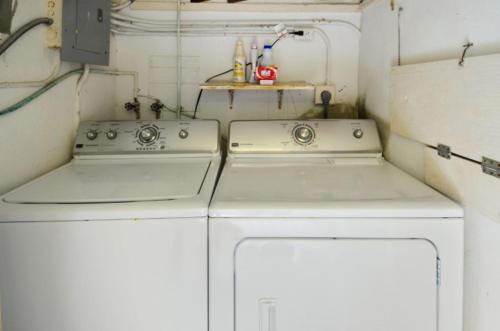 伊斯拉莫拉达Sunshine Place的小厨房配有2台白色洗衣机