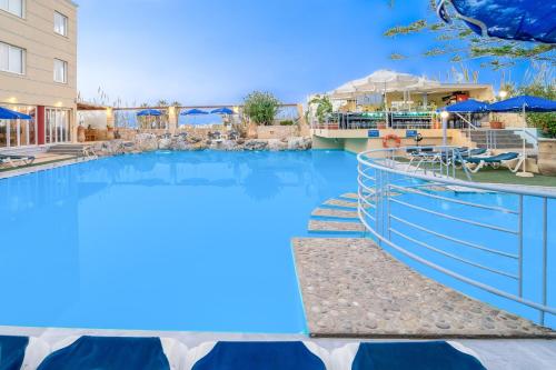 马莱迈富利酒店的蓝色海水度假村的游泳池