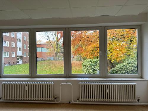 汉堡Moin Hamburg Apartments的树屋的一排窗户