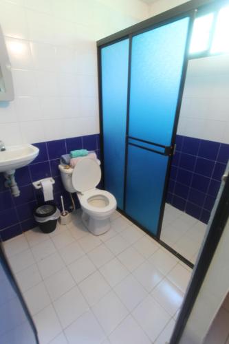 圣贝尔纳多德尔比恩托Cabañas Los Venaos的一间带卫生间和水槽的浴室