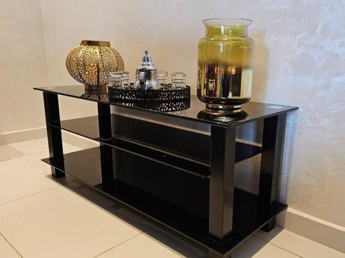 盖尼特拉Magnifique vue, charme unique.的一张黑色桌子,上面有一个花瓶