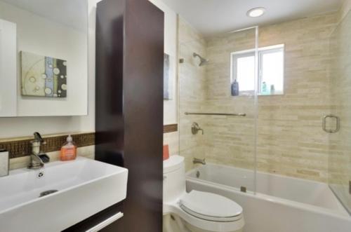 伊斯拉莫拉达West Plaza Del Lago的浴室配有卫生间、盥洗盆和淋浴。