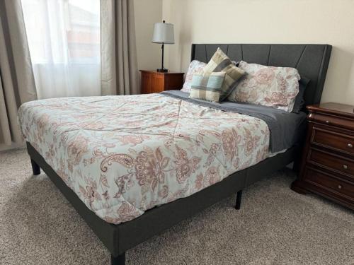 萨克拉门托Brand New South Sacramento Home的一间卧室配有一张带木制梳妆台的床和一张西德西德西德床。