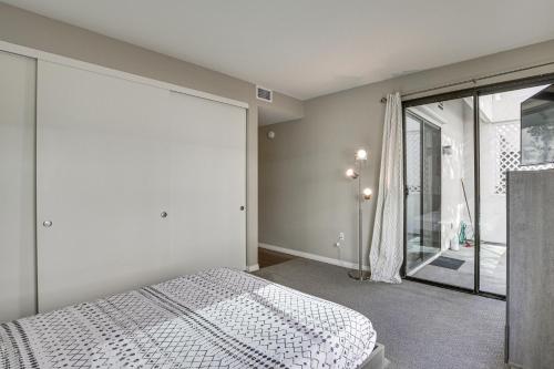 圣地亚哥Downtown San Diego Condo in Marina District!的一间卧室设有一张床和一个滑动玻璃门