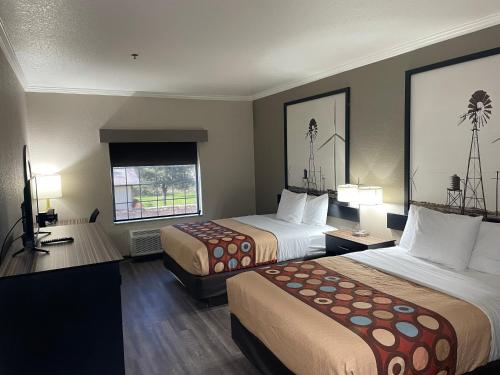 圣安东尼奥圣安东尼奥阿拉莫区速8酒店的酒店客房设有两张床和窗户。