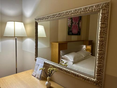 葛伦坦马勒黎莱斯康科德公寓式酒店的卧室内的大镜子,配有床