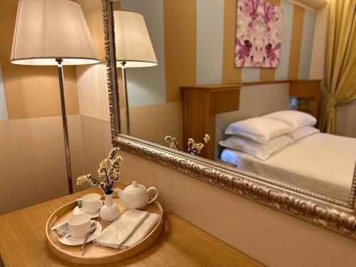 葛伦坦马勒黎莱斯康科德公寓式酒店的配有一张带镜子的桌子和一张床的房间