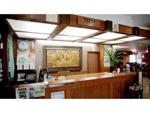 福岛Hotel Tenryukaku - Vacation STAY 16406v的一间商店里带柜台的等候室