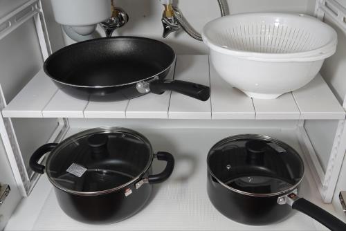熊本THE TORII - Vacation STAY 21195v的一个带两个锅和一个水槽的厨房架